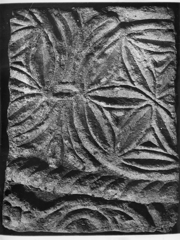 motivi decorativi vegetali stilizzati (architrave, frammento) - ambito abruzzese (sec. IX)