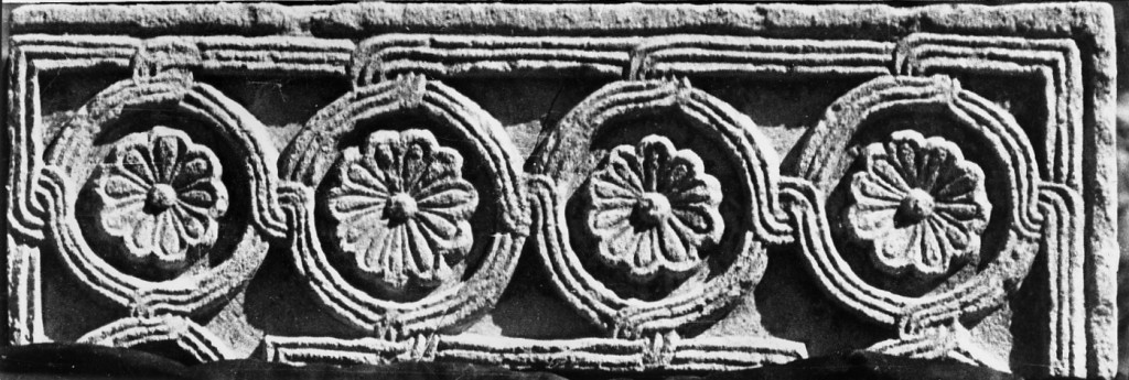 motivi decorativi (lastra, frammento) - ambito abruzzese (sec. IX)