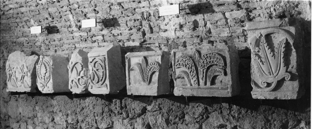 motivo decorativo vegetale e protomi leonine (rilievo, frammento) - ambito abruzzese (sec. IX)