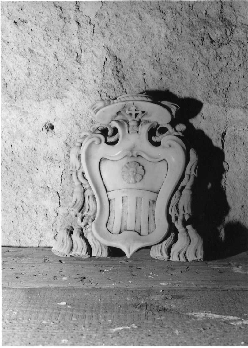 stemma cardinalizio (scultura, opera isolata) - bottega Italia centrale (fine/ inizio secc. XVI/ XVIII)
