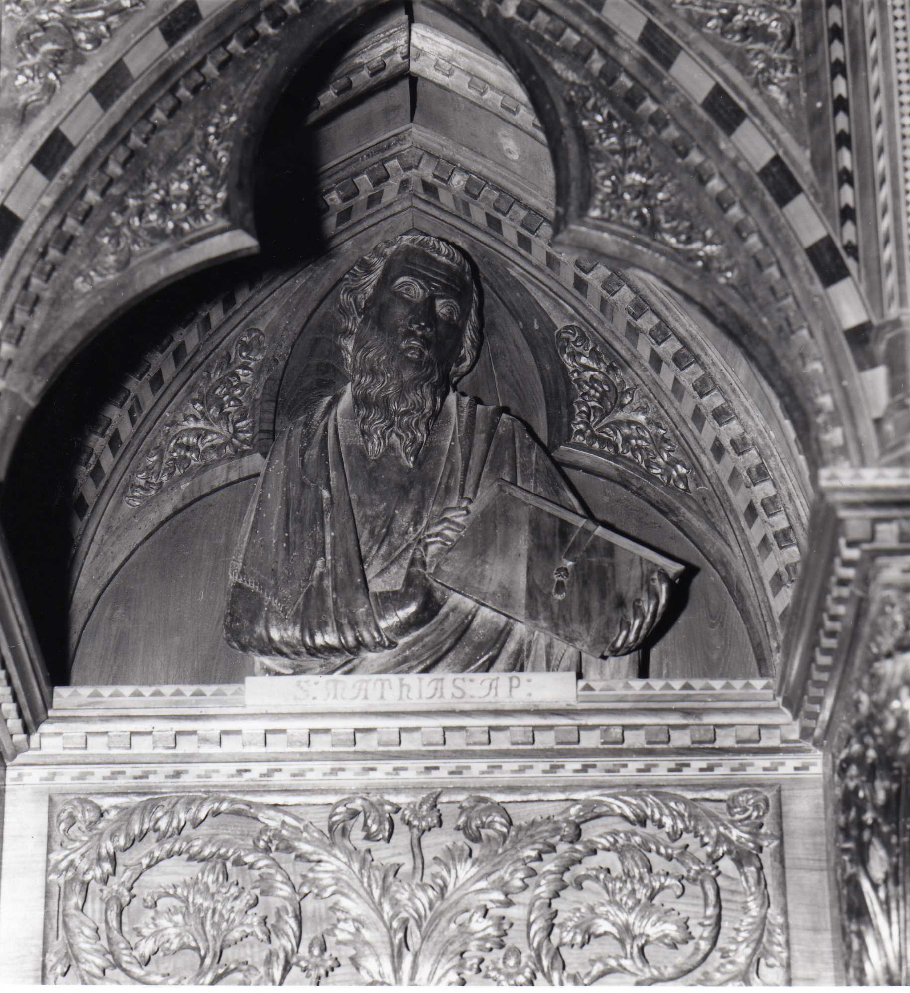San Mattia Apostolo, Santo (scultura - altorilievo, complesso decorativo) - ambito dell'Italia centrale (metà XIV)