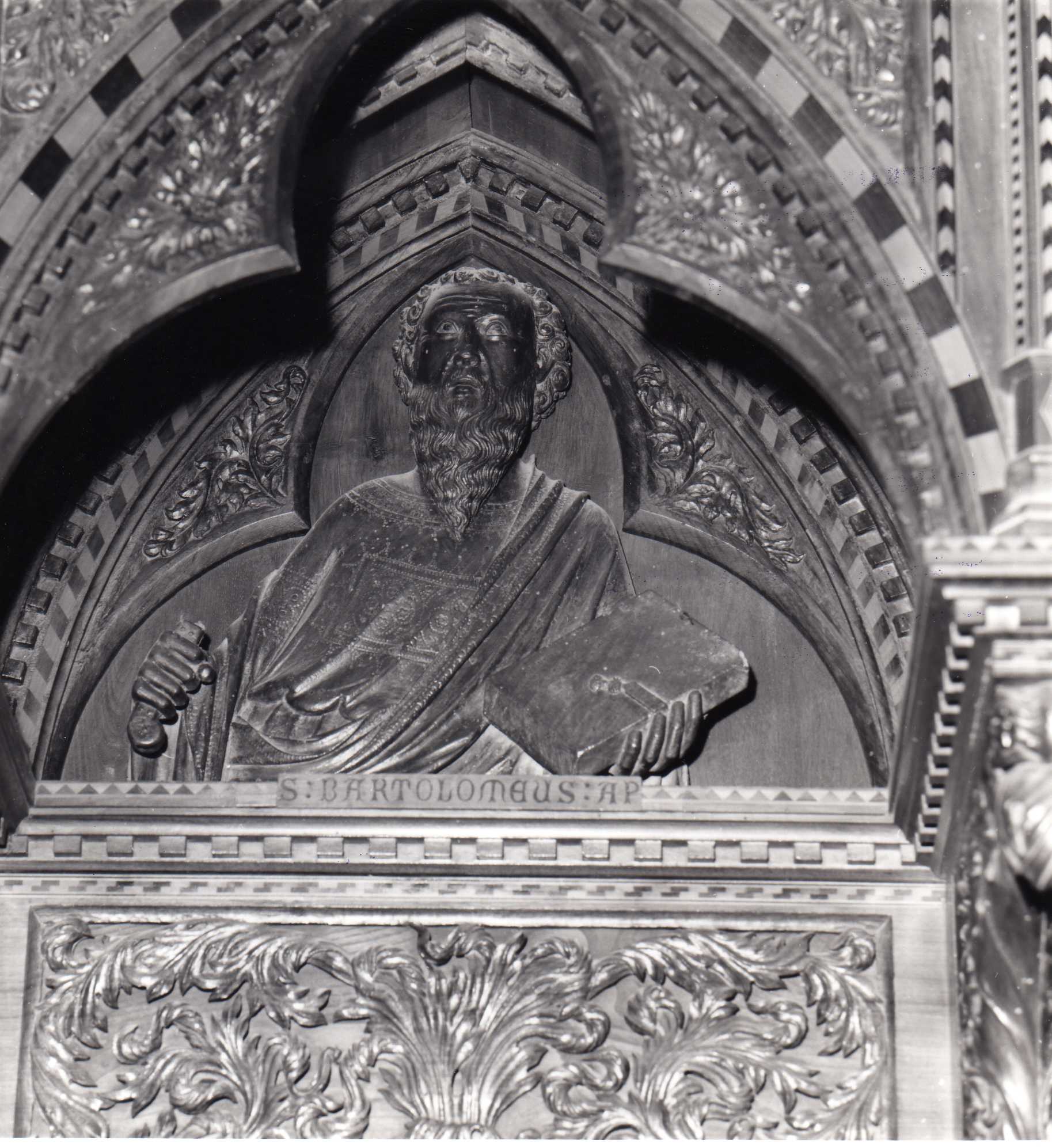 San Bartolomeo Apostolo, Santo (scultura - altorilievo, complesso decorativo) - ambito dell'Italia centrale (metà XIV)