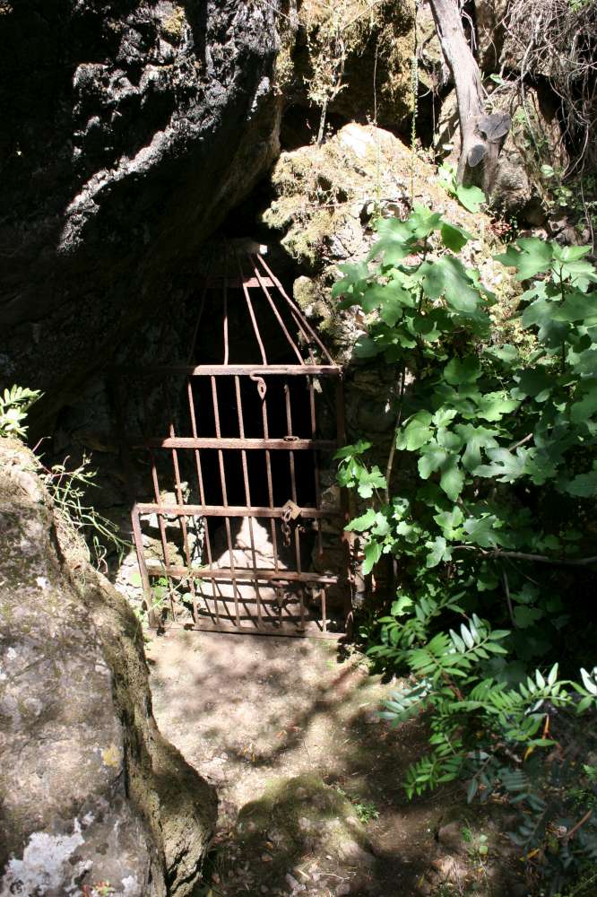 Grotta su benatzu (strutture per il culto, luogo di culto rupestre)