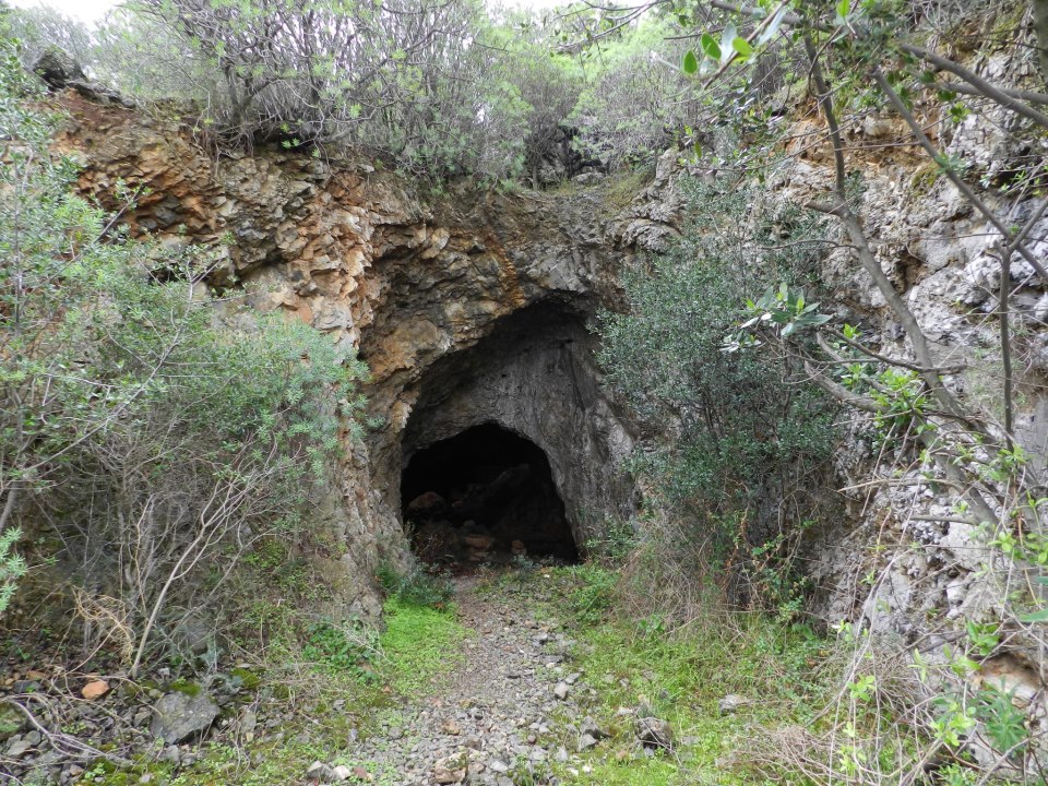 Grotta di tattinu (area ad uso funerario, sepolcreto rupestre)