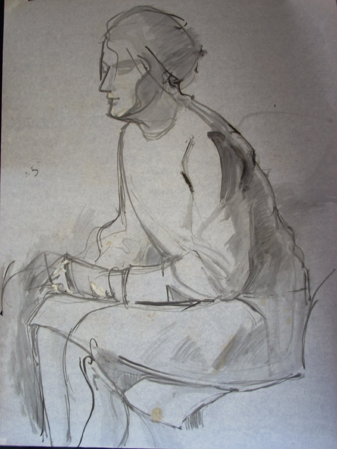 Donna con cappello ombrata di grigio, figura femminile seduta (disegno) di Ciamarra Elena (sec. XX)