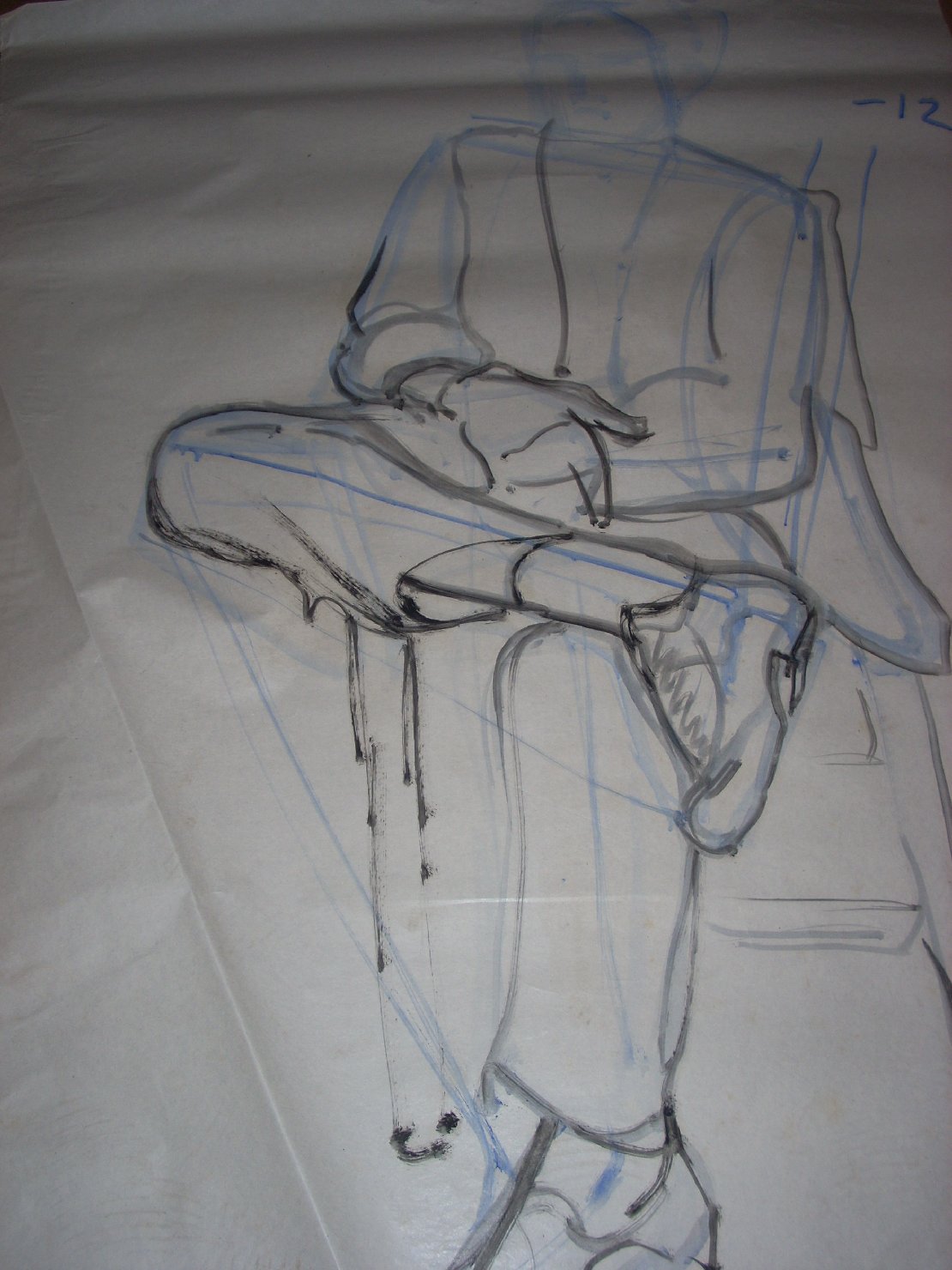 Schizzo di uomo acefalo con gambe accavallate, figura maschile seduta (disegno) di Ciamarra Elena (sec. XX)