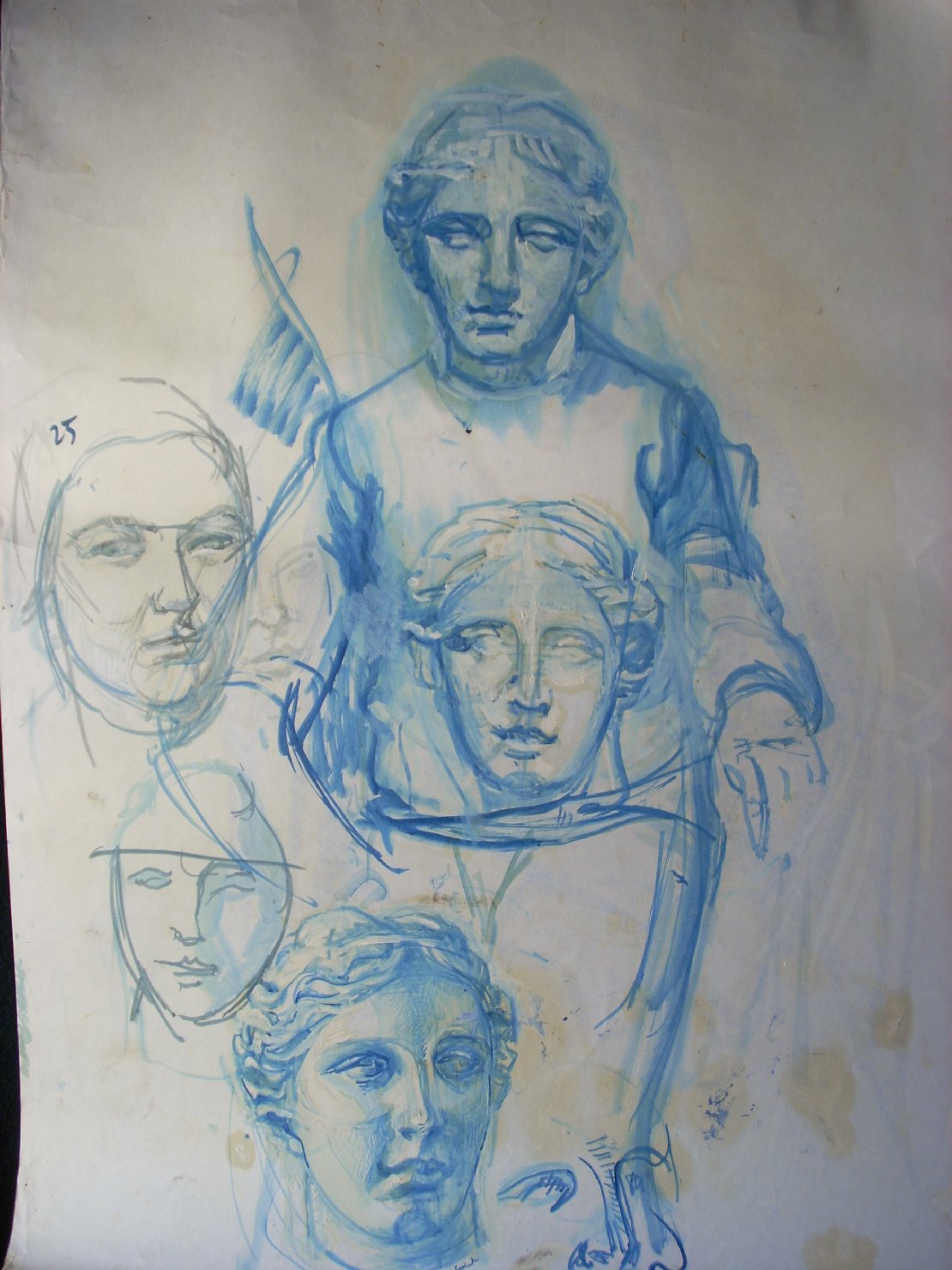 Tre teste di gesso e due teste umane, figure (disegno) di Ciamarra Elena (sec. XX)