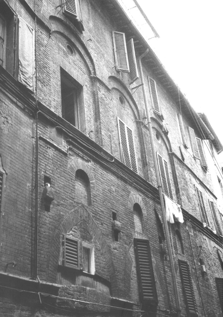 Casa di origine trecentesca (casa) - Siena (SI) 