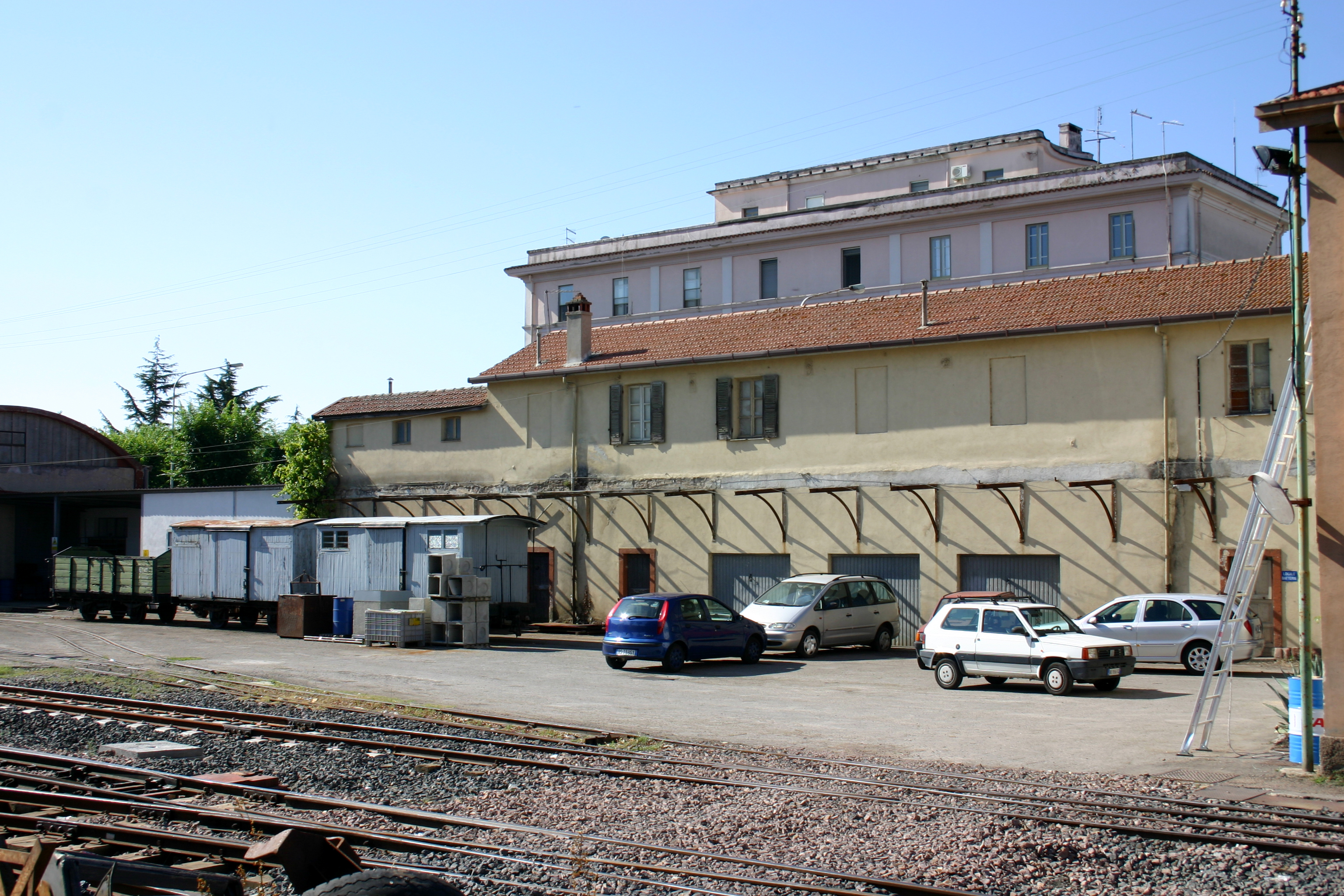 Stazione delle ferrovie complementari della sardegna di macomer (stazione, ferroviario)