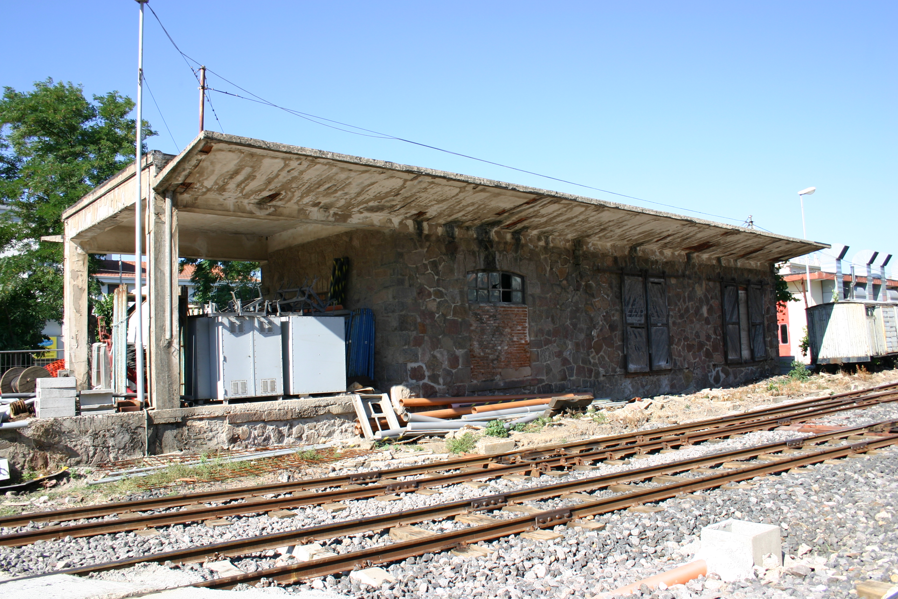 Stazione delle ferrovie complementari della sardegna di macomer (stazione, ferroviario)
