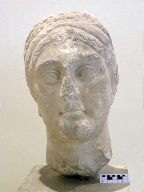 testa femminile - Produzione romana (prima meta' sec. II d.C)