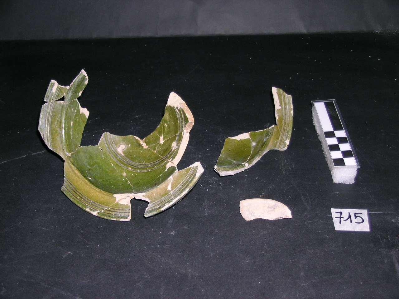 vaso - invetriata verde - produzione siciliana (meta' sec. XIII)