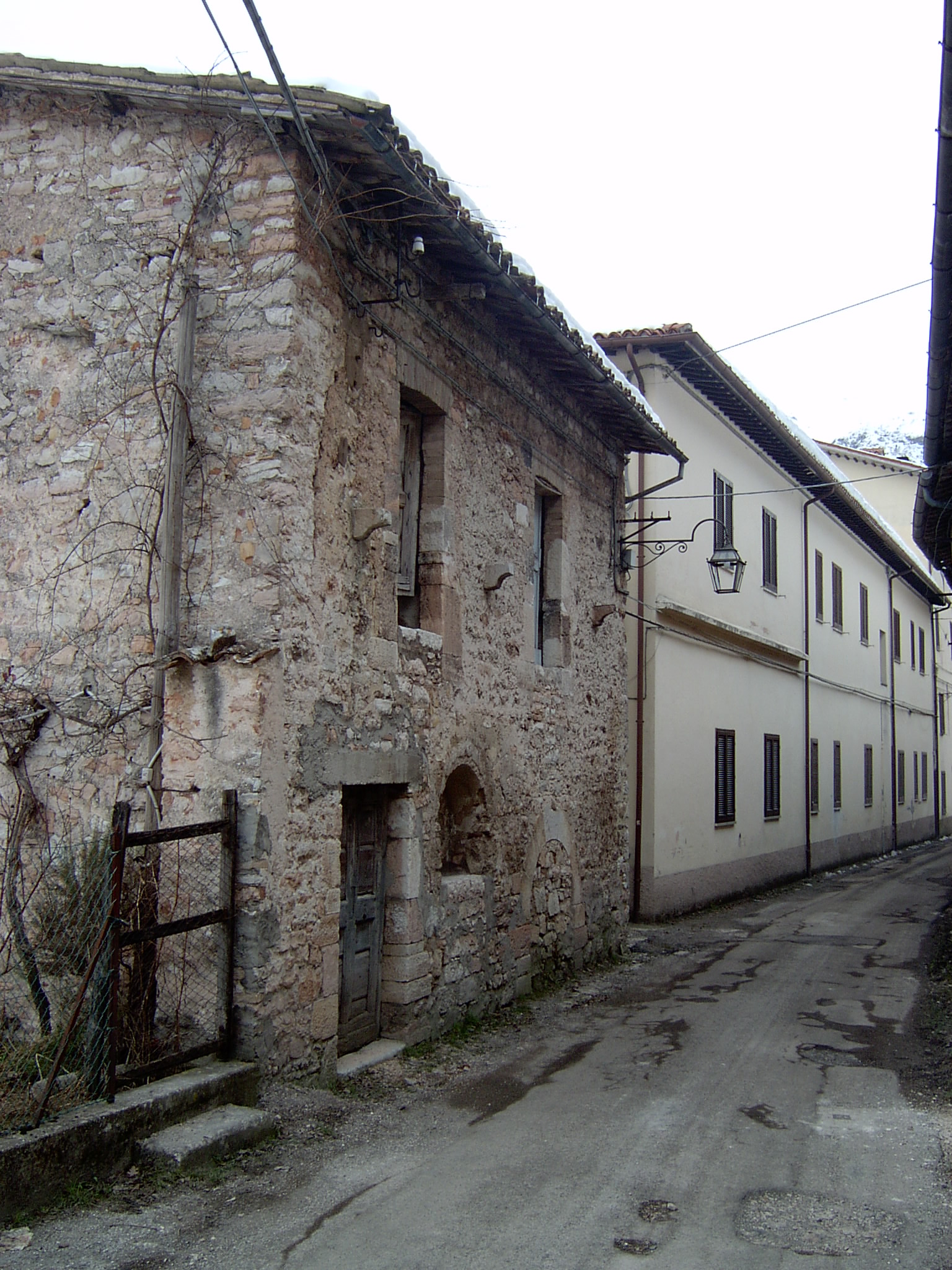 Casa isolata con edicola (casa isolata) - Visso (MC) 