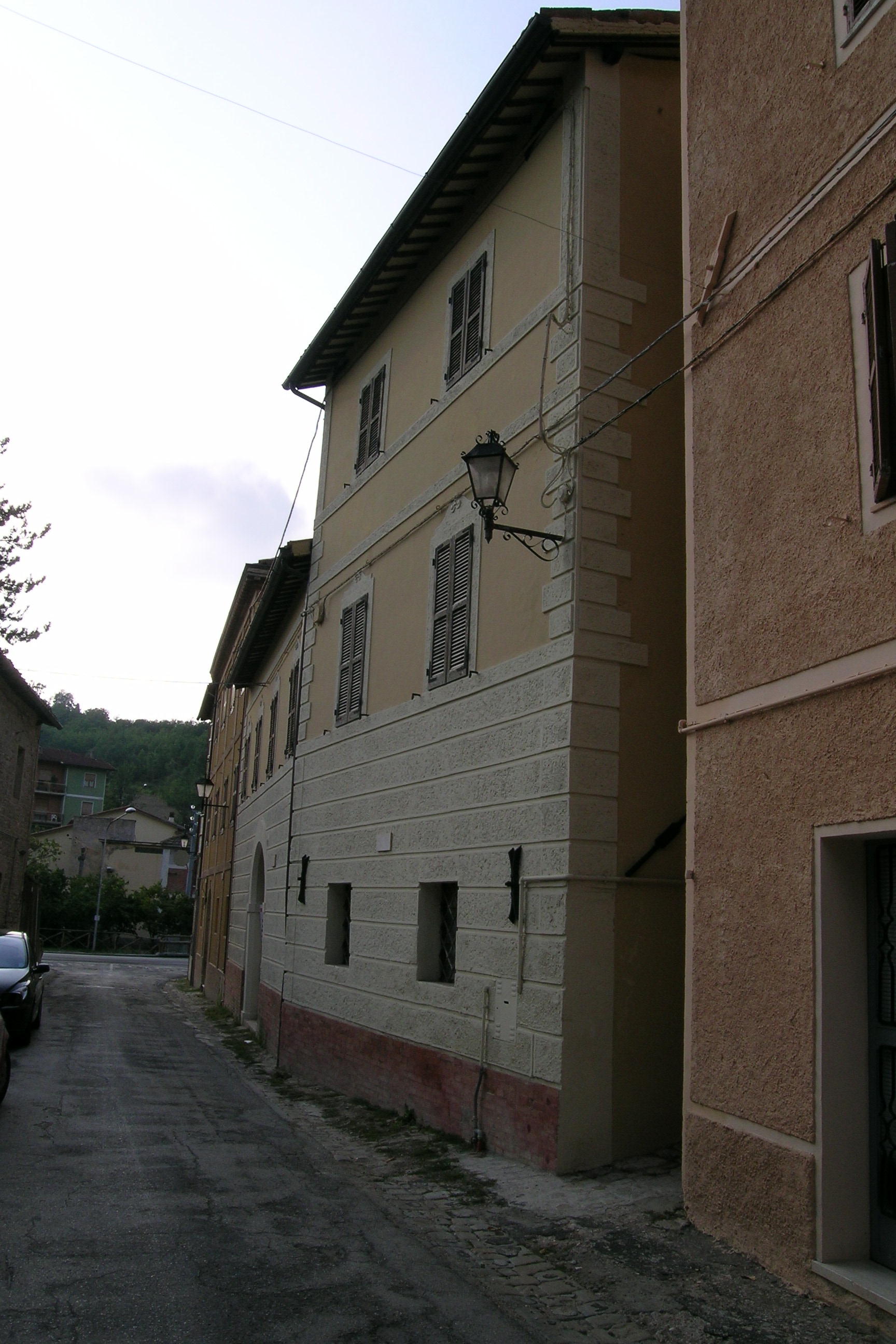 Palazzo a corte (palazzo, a corte) - Pievebovigliana (MC) 