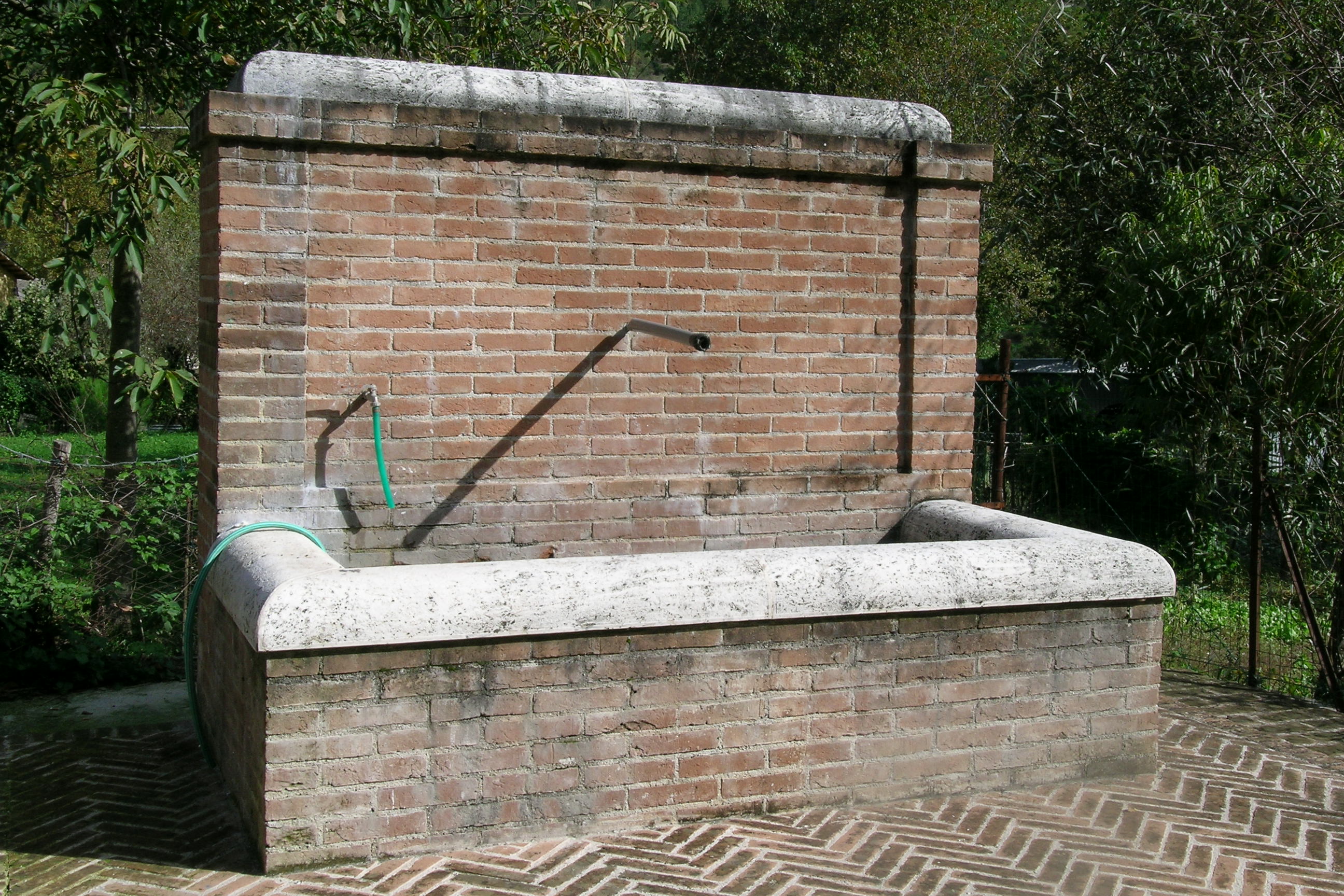 Fontana pubblica (fontana, pubblica) - Serravalle di Chienti (MC) 