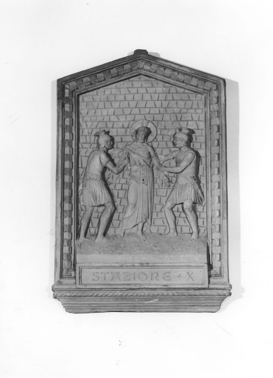 stazione X: Gesù spogliato e abbeverato di fiele (rilievo) di Donati Raffaello (sec. XX)