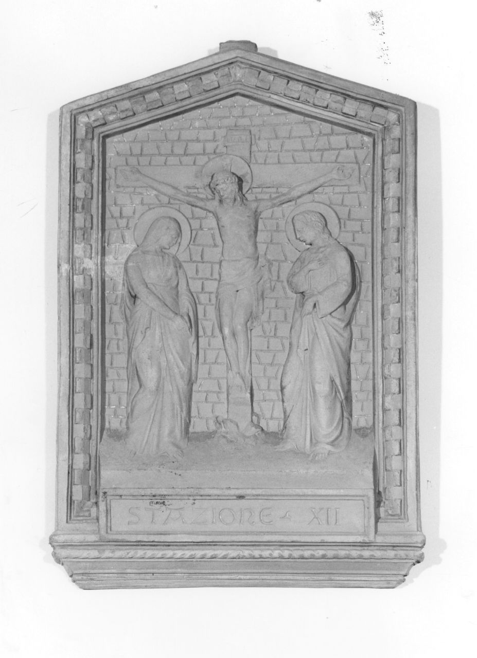 stazione XII: Gesù innalzato e morto in croce (rilievo) di Donati Raffaello (sec. XX)