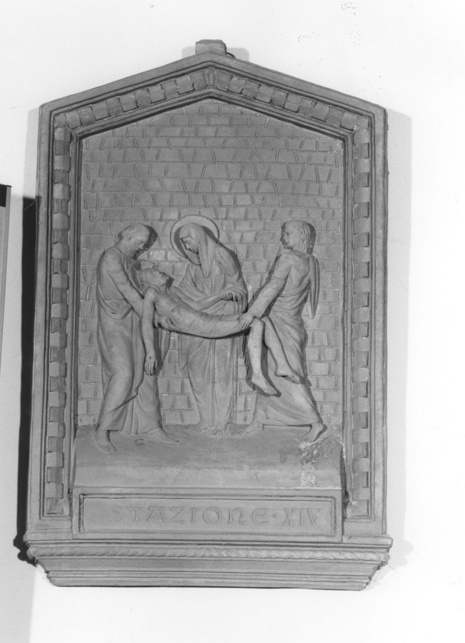 stazione XIV: Gesù deposto nel sepolcro (rilievo) di Donati Raffaello (sec. XX)