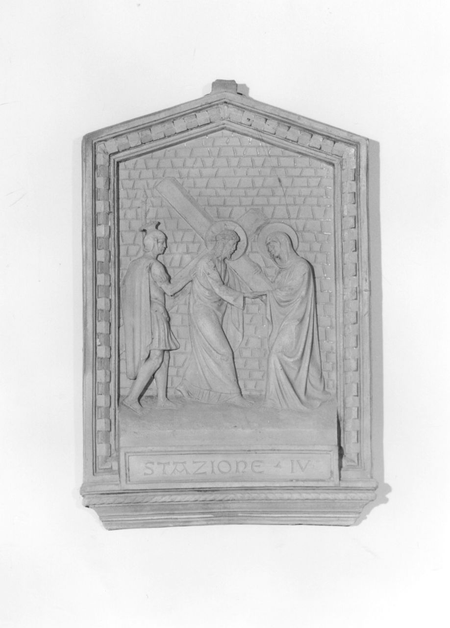stazione IV: Gesù incontra la Madonna (rilievo) di Donati Raffaello (sec. XX)