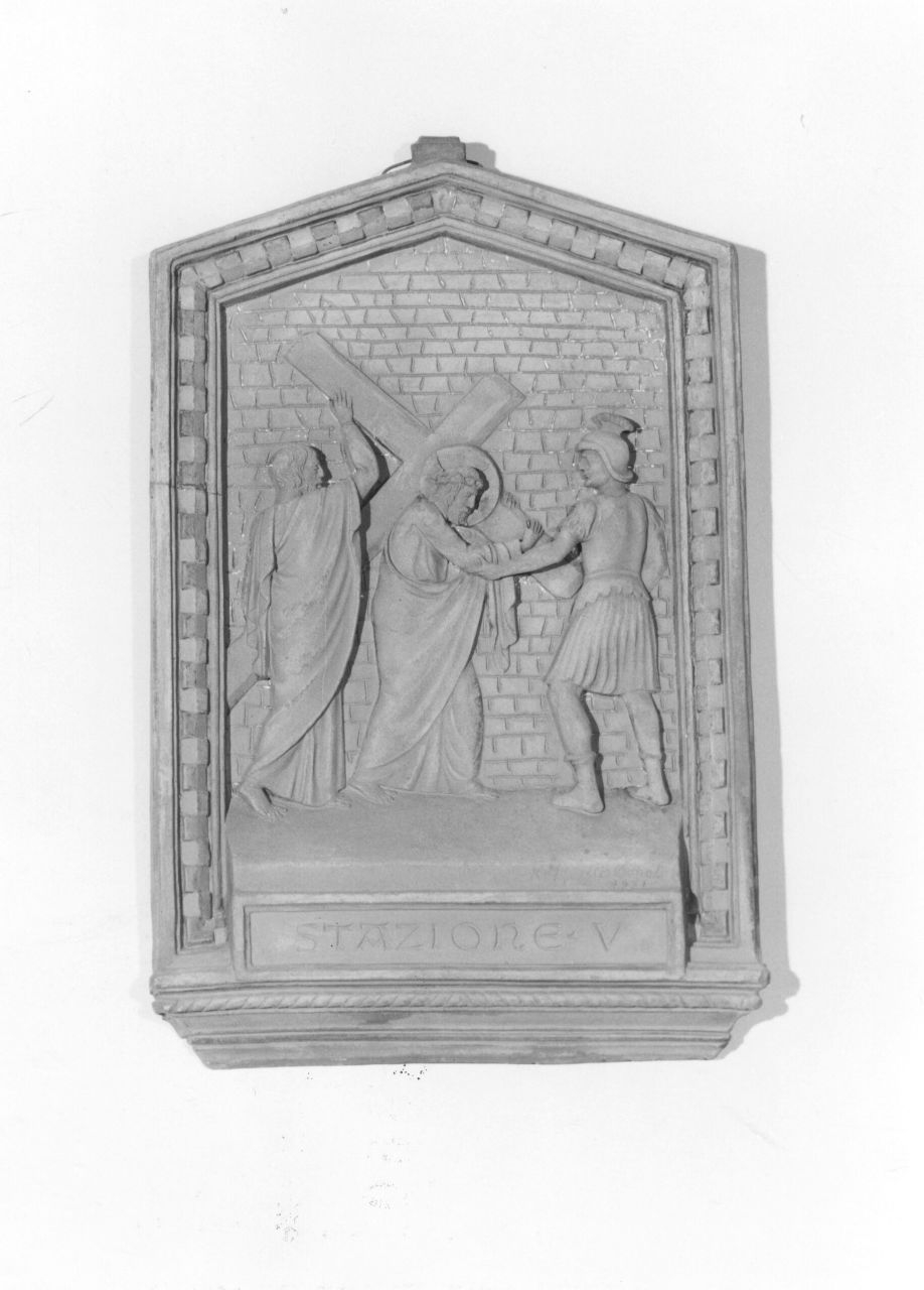 stazione V: Gesù aiutato da Simone il Cireneo a portare la croce (rilievo) di Donati Raffaello (sec. XX)