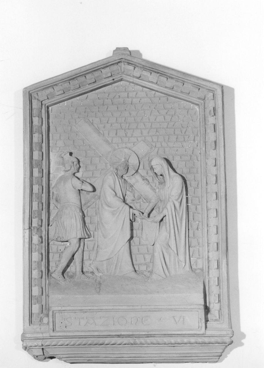 stazione VI: Gesù asciugato dalla Veronica (rilievo) di Donati Raffaello (sec. XX)