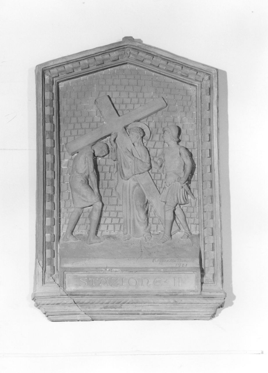 stazione II: Gesù caricato della croce (rilievo) di Donati Raffaello (sec. XX)