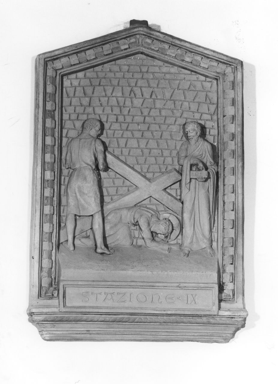 stazione IX: Gesù cade sotto la croce la terza volta (rilievo) di Donati Raffaello (sec. XX)