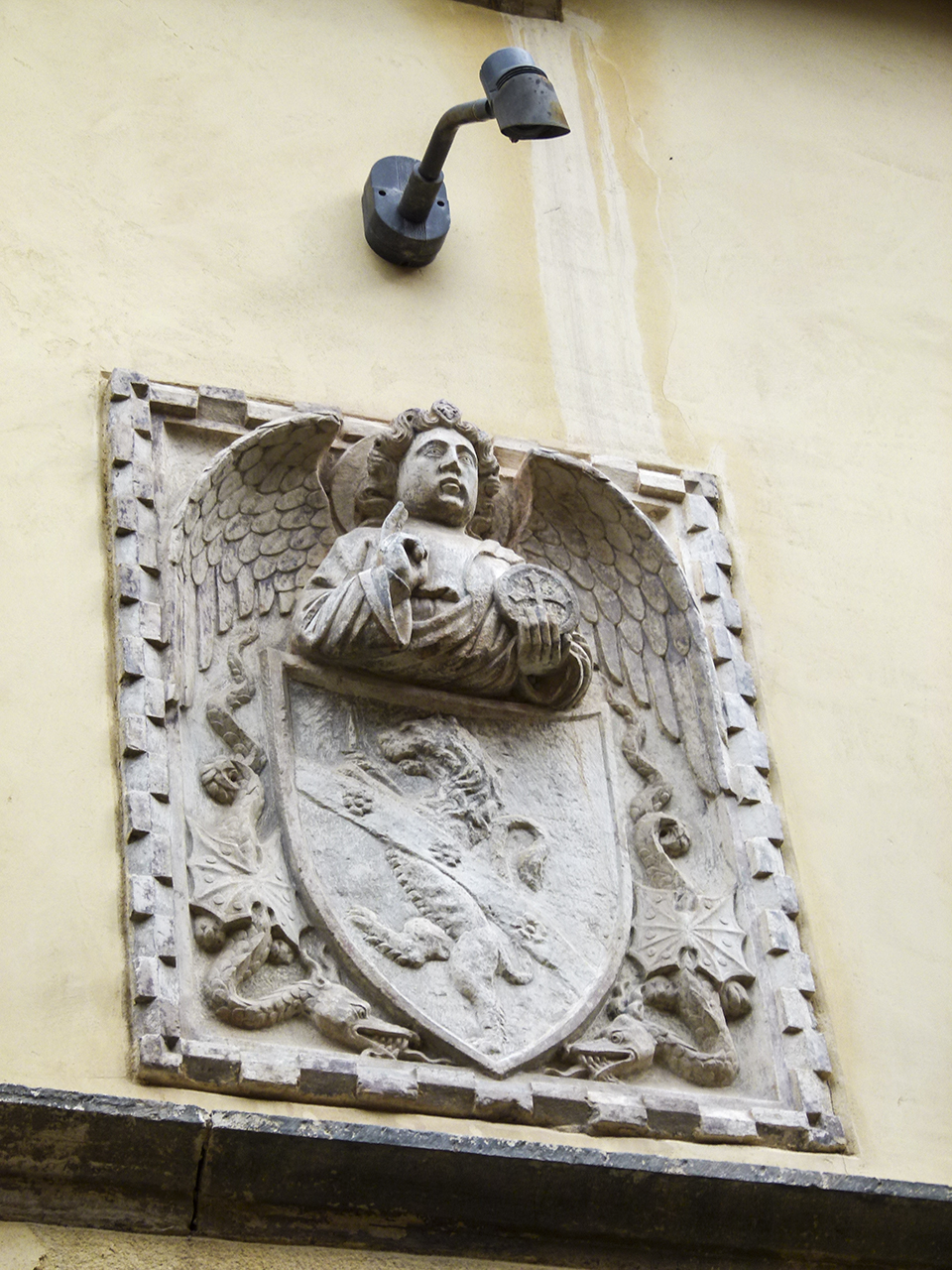 stemma gentilizio con angelo benedicente, leone rampante e draghi (rilievo, opera isolata) - ambito veneziano (seconda metà sec. XIV)
