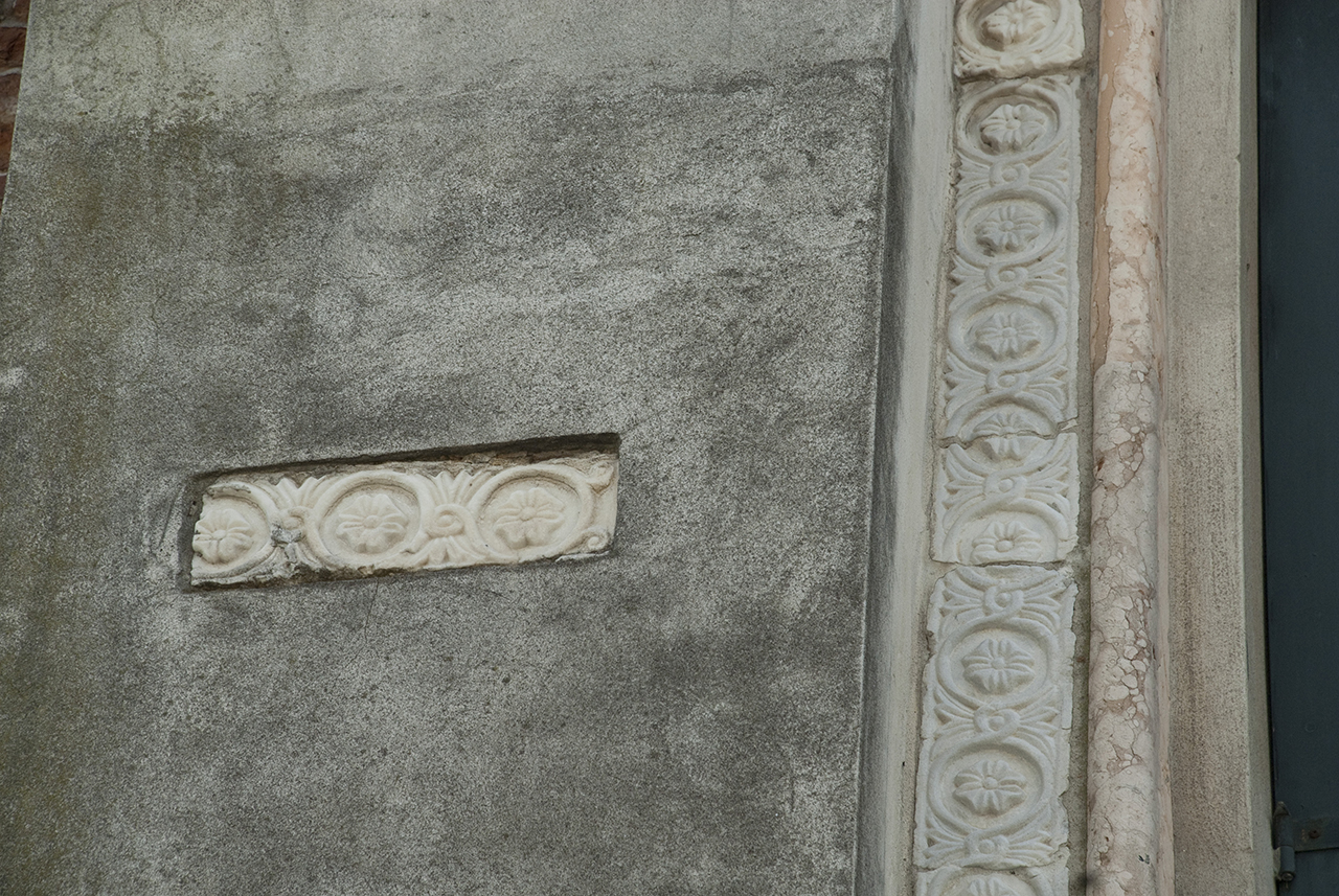 motivi decorativi vegetali (cornice marcapiano, frammento) - ambito veneziano (secc. XIII-XIV)
