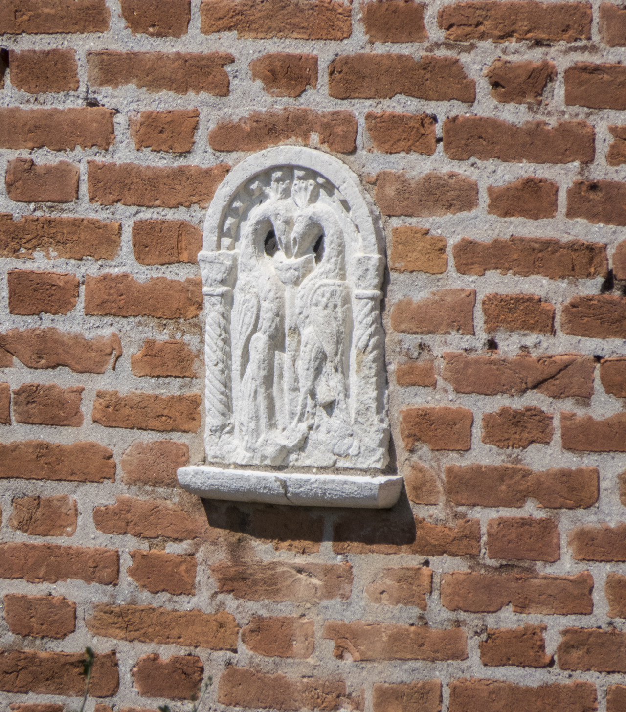 coppia di pavoni, vaso, arco con colonne tortili (formella, opera isolata) - ambito veneziano (sec. XX)