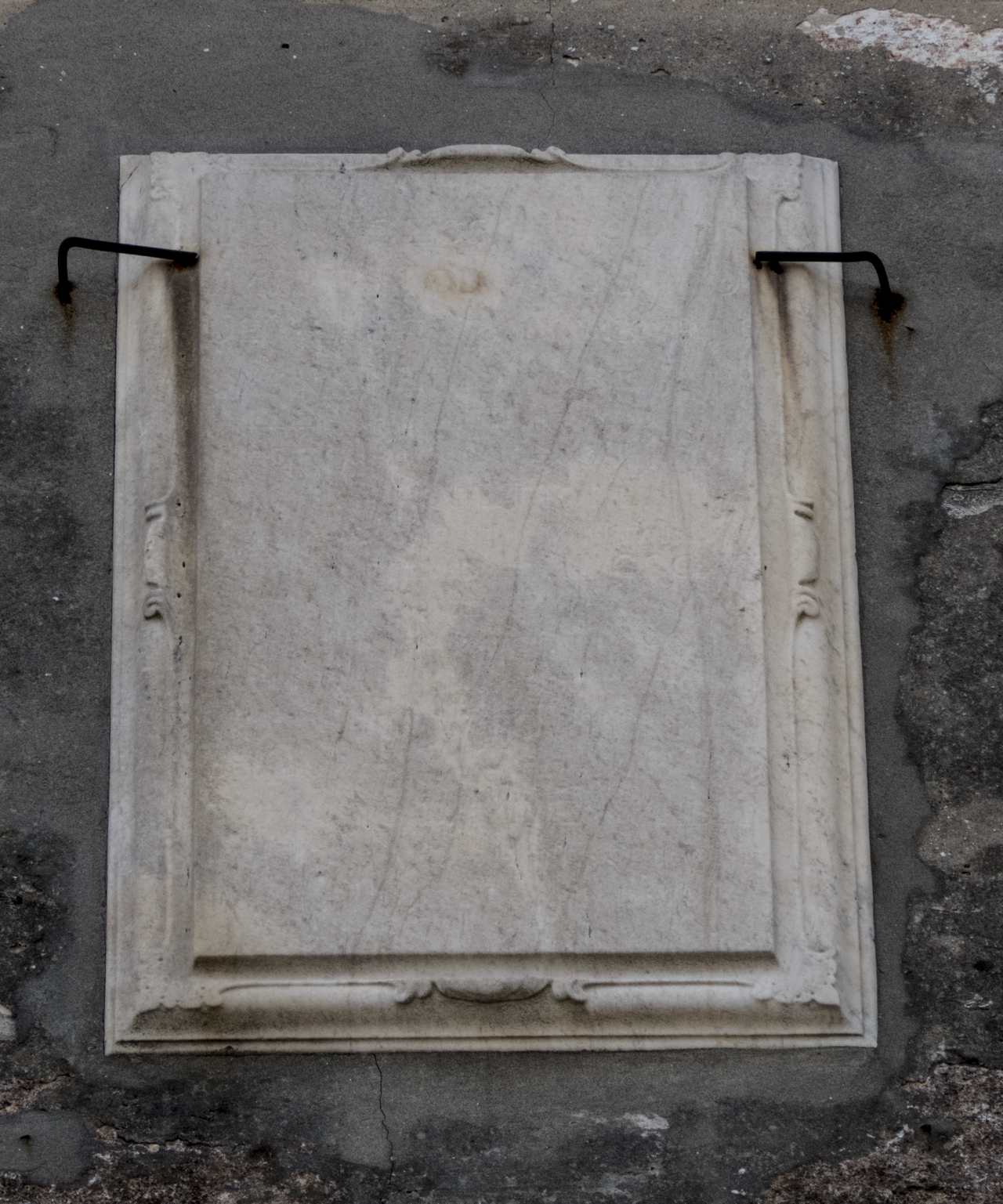 motivi decorativi fitomorfi (lapide, opera isolata) - ambito veneziano (secc. XVII-XVIII)
