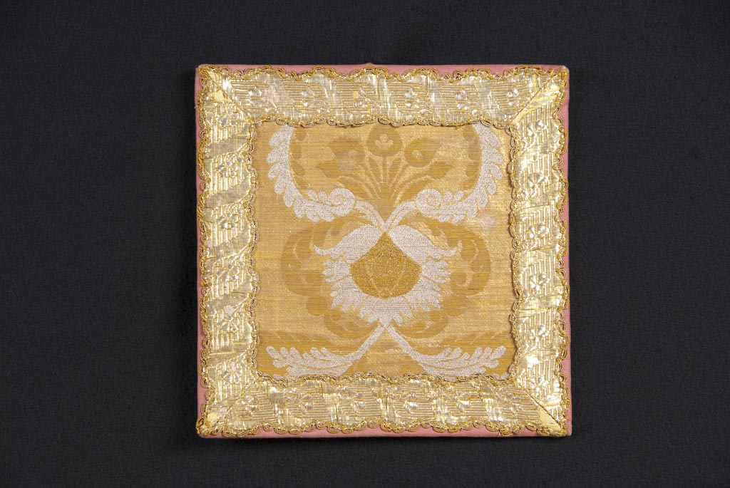 motivi decorativi floreali (borsa del corporale, elemento d'insieme) - manifattura veneta (terzo quarto sec. XVIII)