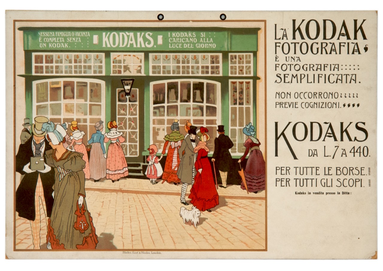 acquirenti e curiosi di fronte ad un negozio Kodak (locandina) di Cassiers Henri o Hendrick (inizio sec. XX)