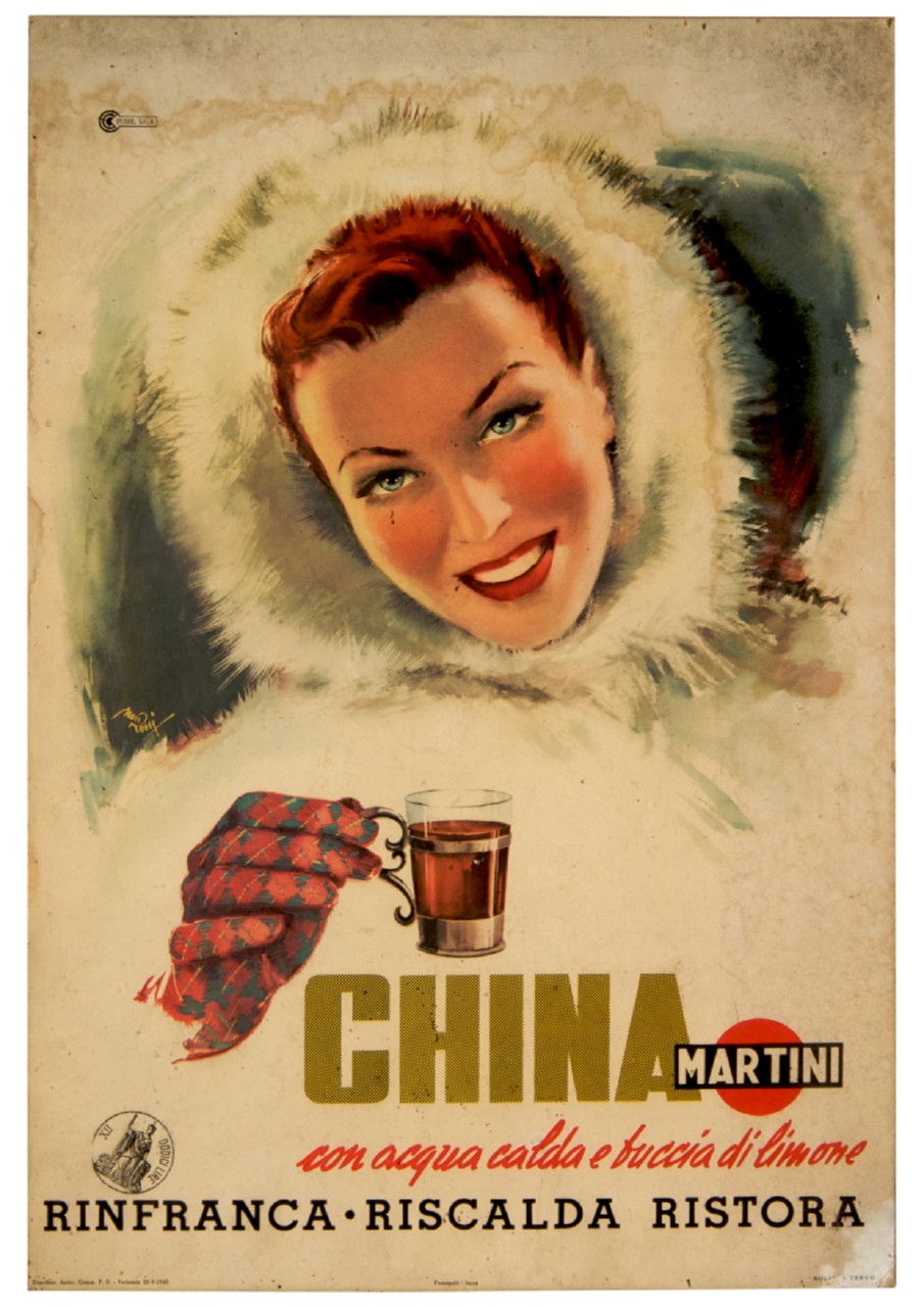 donna a mezzobusto con cappuccio di pelliccia offre sorridente un bicchiere di liquore (locandina) di Rossi Mario (sec. XX)