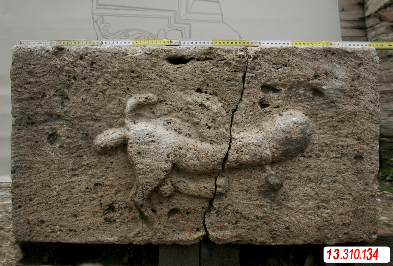 blocco, bassorilievo con tintinnabulum in forma di fallo alato (Eta' romana imperiale)
