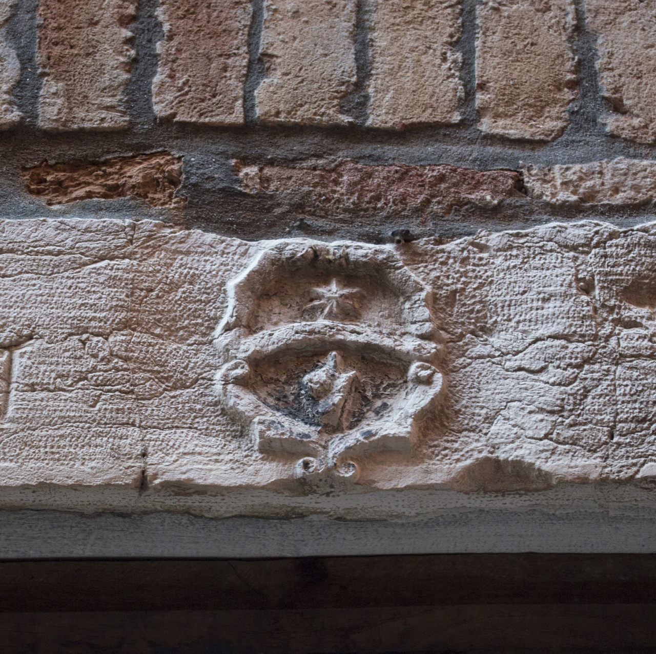 stemma gentilizio della famiglia Lini (architrave, elemento d'insieme) - ambito veneziano (XVII-XVIII)