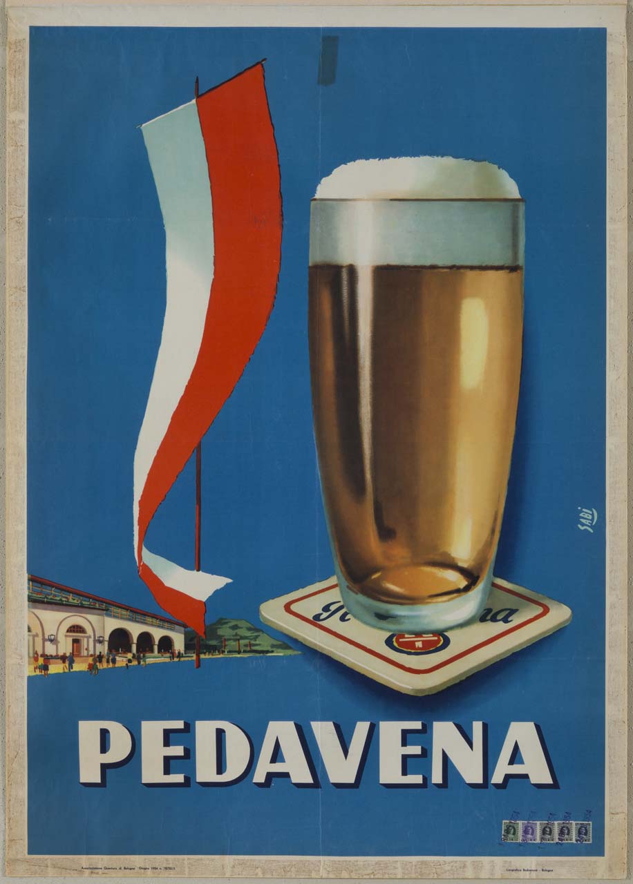 bicchiere di birra con sottobicchiere campeggia davanti ad una bandiera e allo stabilimento della birreria Pedavena (manifesto) di Bidasio Degli Imberti Sandro detto Sabi (sec. XX)