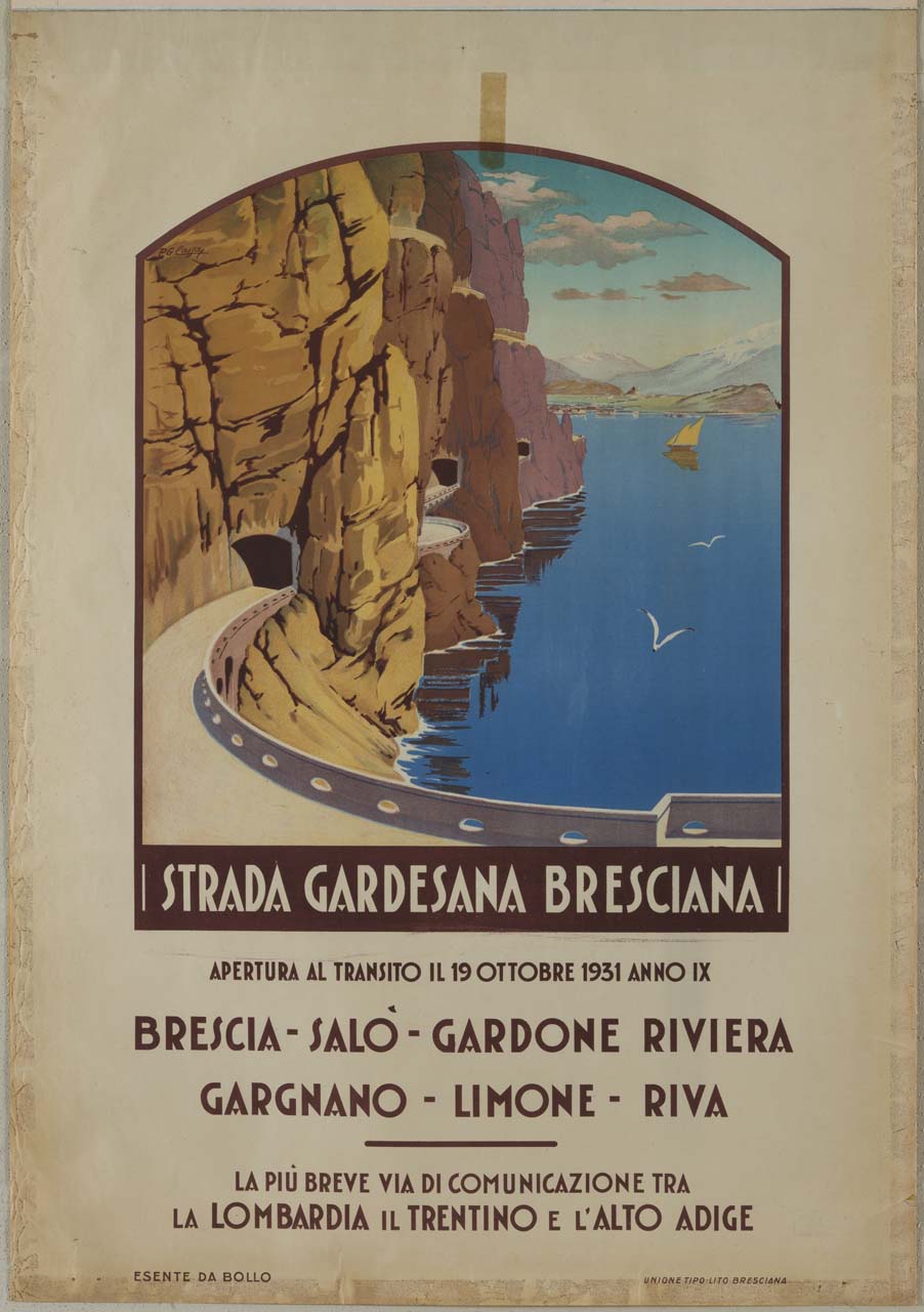 strada statale gardesana bresciana in prossimità di tre tunnel, sulle rive del lago di Garda solcato da barche a vela e montagne innevate sullo sfondo (manifesto) di Cassa Paolo (sec. XX)