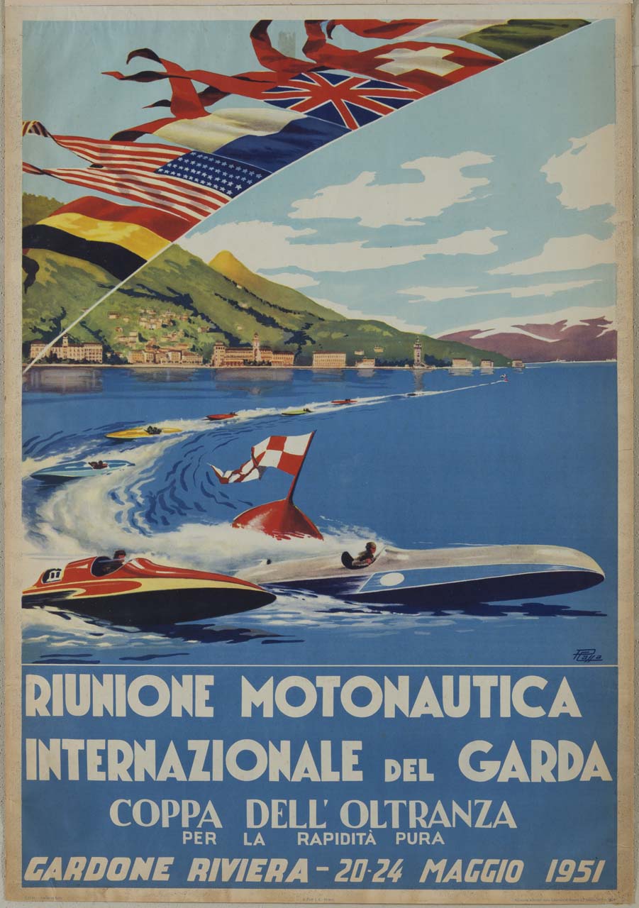 veduta del lago di Garda con Gardone Riviera sullo sfondo, un festone con bandiere internazionali, una boa e diversi entrobordo che sfrecciano sull'acqua (manifesto) di Cassa Paolo (sec. XX)