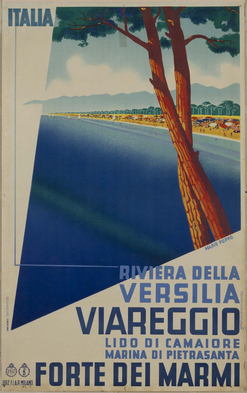 veduta della costa versiliese con pini marittimi in primo piano (manifesto) di Puppo Mario (sec. XX)