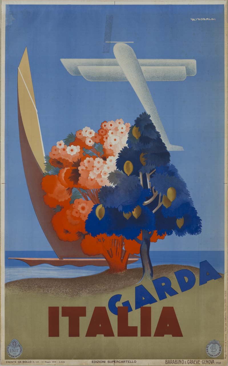 un albero di limoni e un albero fiorito sulla sponda del Lago di Garda, attraversato da una barca a vela, mentre in alto sorvola un biplano (manifesto) di Riccobaldi Del Bava Giuseppe (sec. XX)