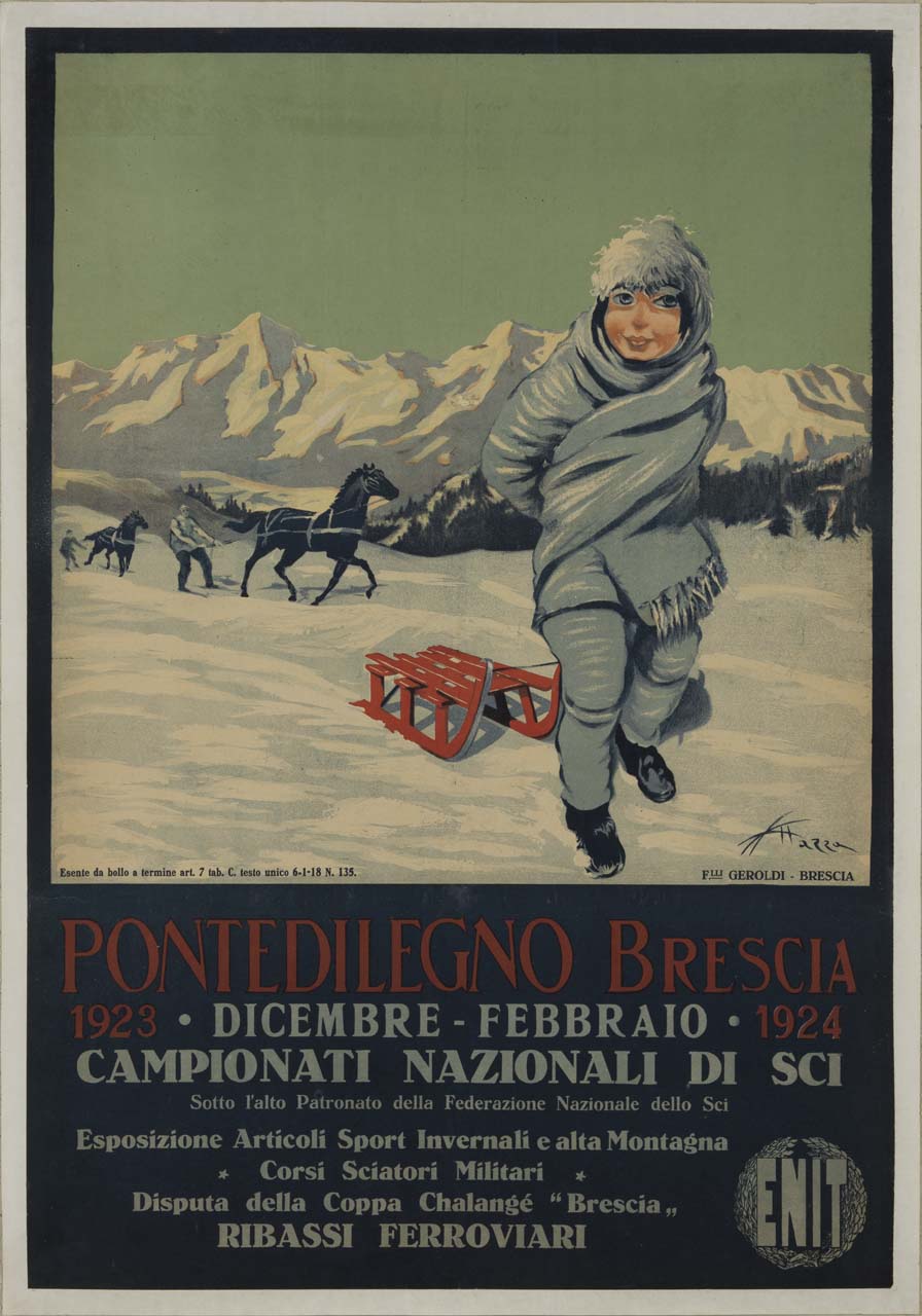 bambino con slittino cammina sulla neve ; sullo sfondo le montagne innevate e figure trainate dai cavalli (manifesto) di Mazza Aldo (sec. XX)