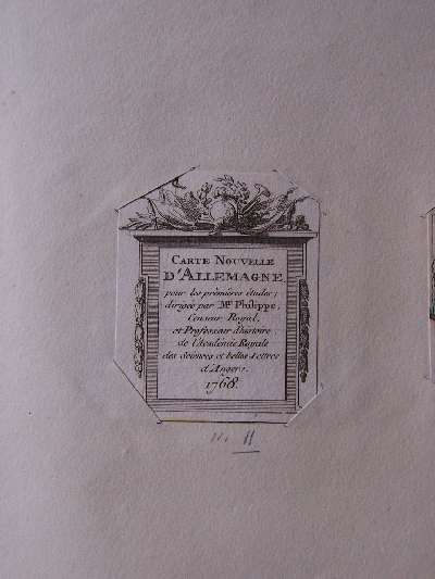 cornice architettonica con iscrizione e motivi decorativi (stampa, frammento) di De Pretot Philippe (sec. XVIII)