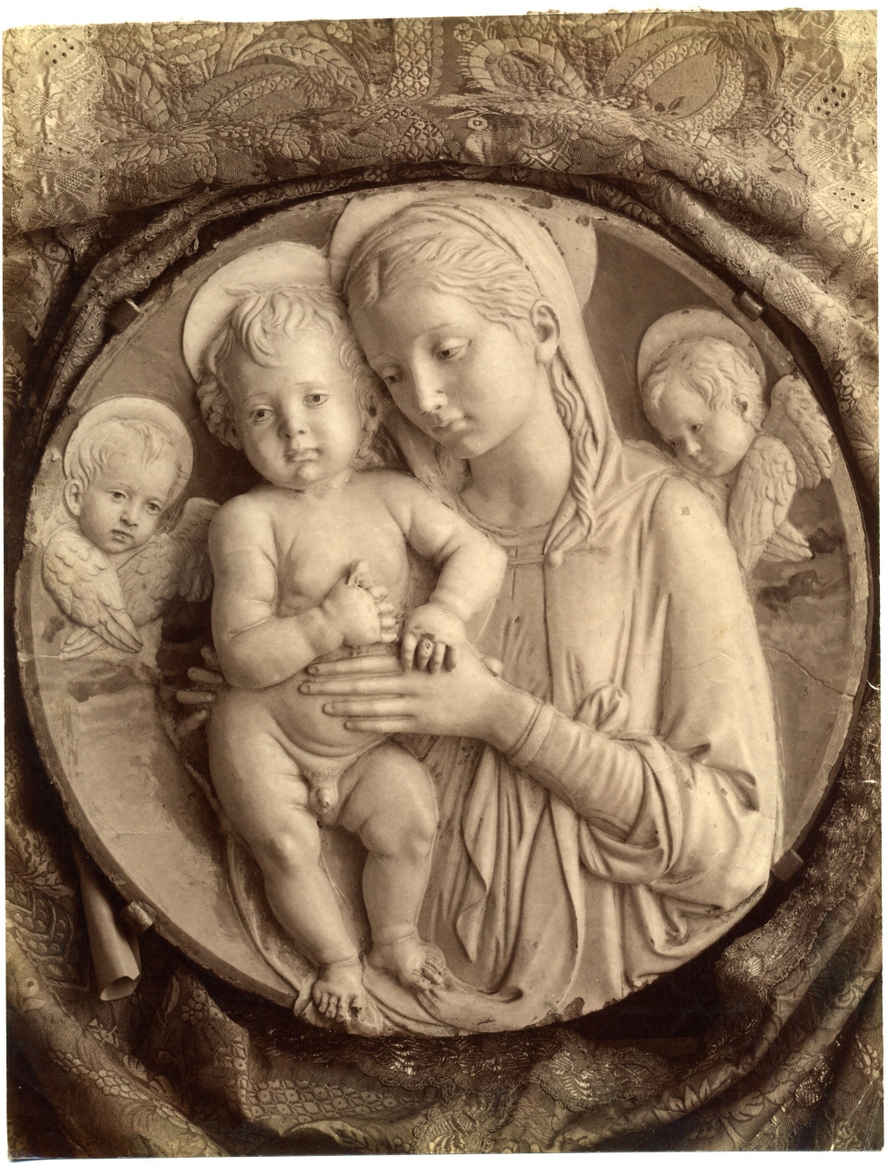 Scultura italiana-terracotta-Della Robbia-Madonna con Bambino e cherubini (positivo) di Della Robbia, Andrea (attr), Anonimo (XIX/ XX)