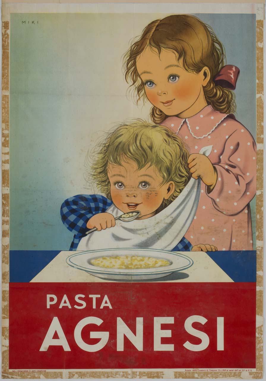 bambina annoda il tovagliolo al collo fratellino che mangia la pasta in brodo (manifesto) di Miki - ambito italiano (sec. XX)