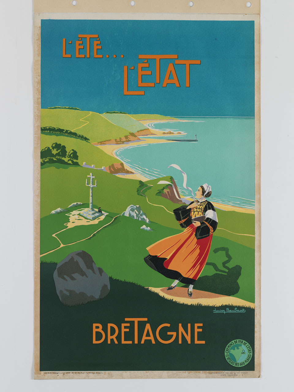 donna in abiti tradizionali bretoni in piedi sullo sfondo di paesaggio costiero (manifesto) di Baubaut Lucien (sec. XX)