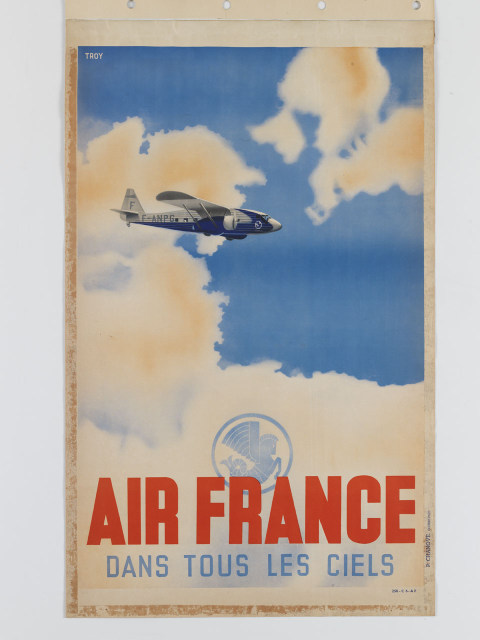 aereo bimotore in volo tra le nuvole (manifesto) di Troy (sec. XX)