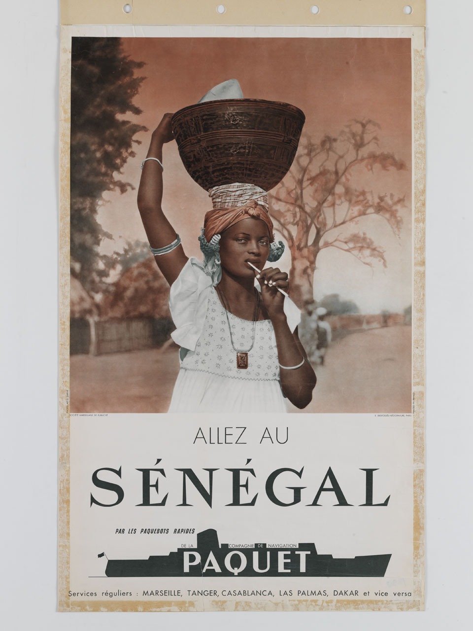 donna senegalese trasporta un recipiente sulla testa (manifesto) - ambito francese (sec. XX)