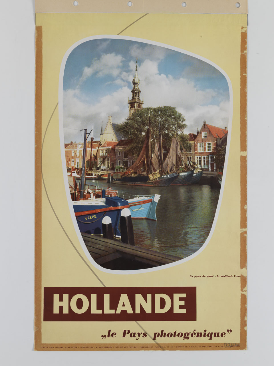 canale con imbarcazioni a Veere sullo sfondo la Town Hall (manifesto) di Tedford John (sec. XX)