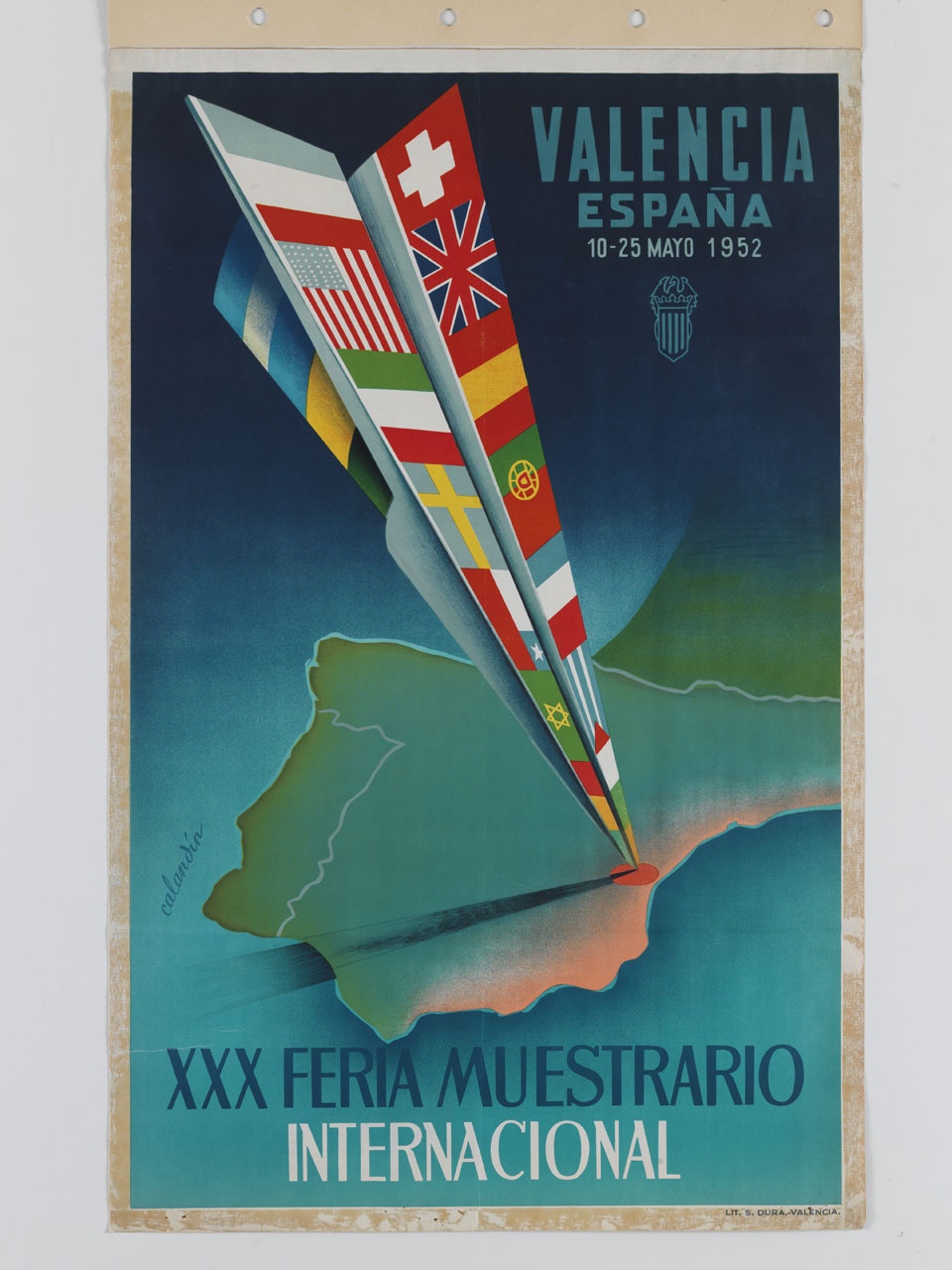 grande aereo di carta decorato con bandiere nazionali puntato sulla carta geografica della Spagna (manifesto) di Calandín Guzmán José (sec. XX)